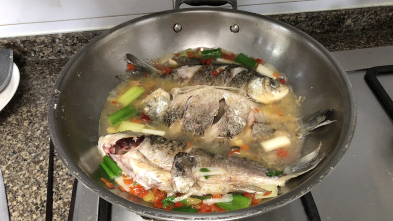 剁椒鲫鱼➕可爱深红爱浅红,放入煎好的鲫鱼,水至少没过鱼身一半
