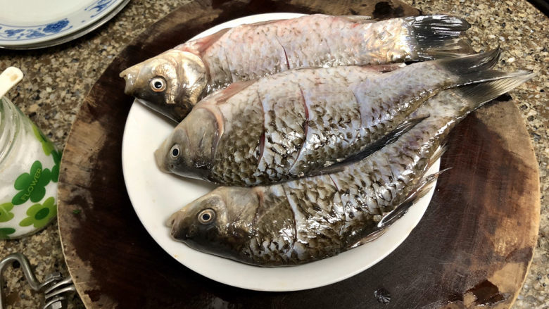 剁椒鲫鱼➕可爱深红爱浅红,鱼身表面抹少许食盐,腌制十分钟