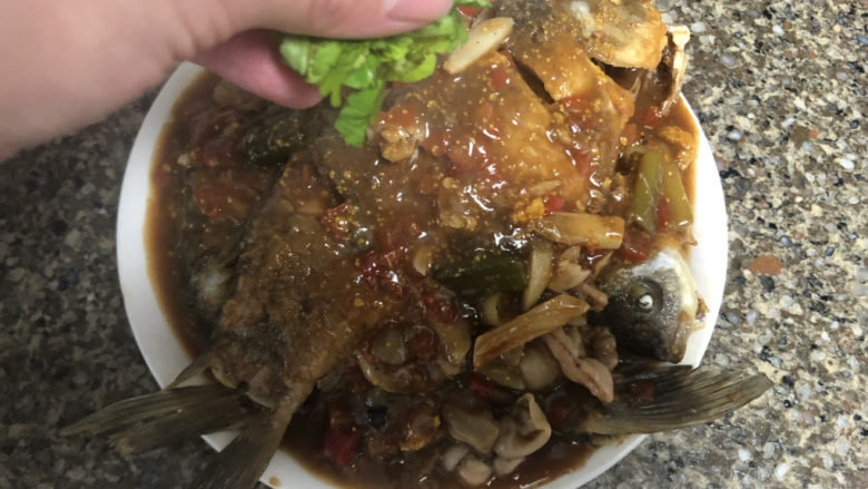 剁椒鲫鱼➕可爱深红爱浅红,鱼汤浇在鱼身上,最后撒上少许香菜即可。