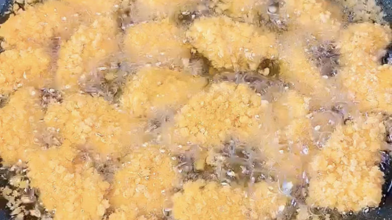 椒香鸡米花,全程小火慢炸,炸至金黄色,漂浮起来就可以了