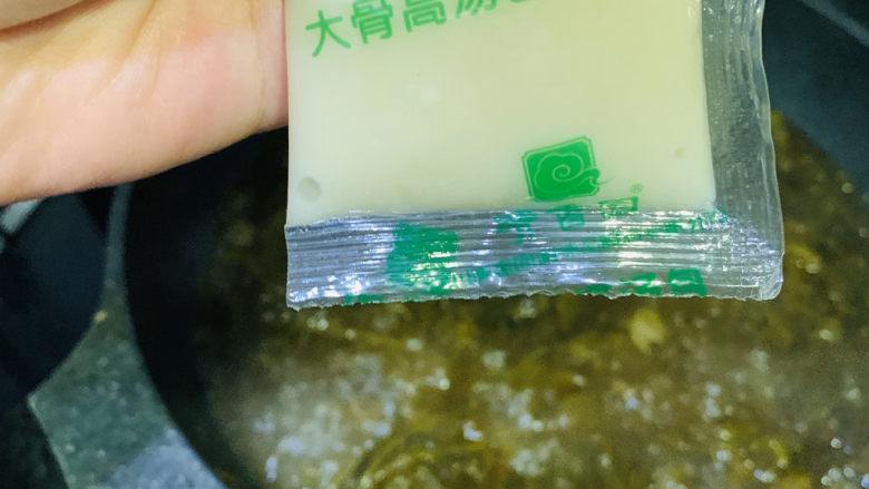 炖草鱼,加入配料骨头汤；