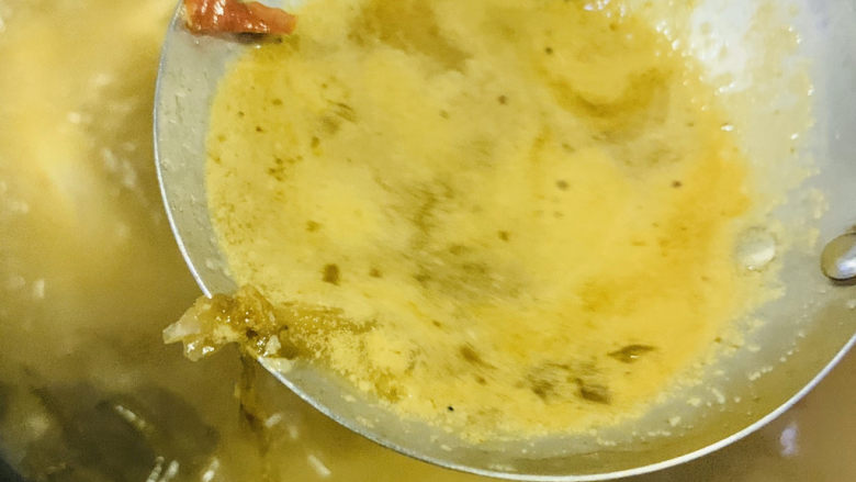 炖草鱼,撇去浮沫;