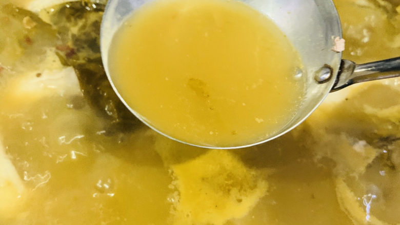 炖草鱼,加味精的时候也不用搅动鱼,直接用汤汁融化,然后加入烫里,舀汤汁浇鱼上面;