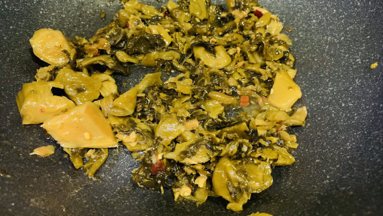 炖草鱼,加入<a style='color:red;display:inline-block;' href='/shicai/ 13296'>酸菜包</a>,中火炒香;