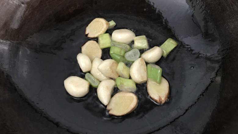 炖草鱼,炒锅烧热,倒食用油,下葱姜蒜,炒出香味后盛出;葱段留一半后面还有用