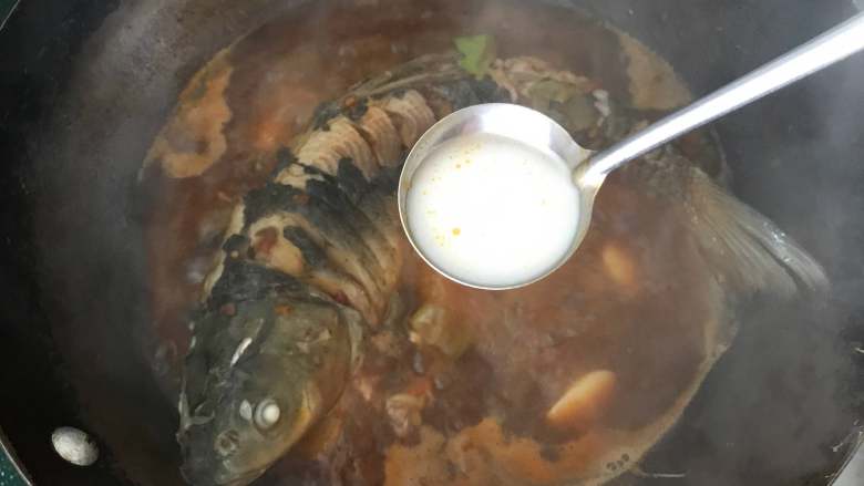 炖草鱼,最后分2次淋入淀粉水,待汤汁变浓稠后即可关火,不过汤汁不能收干,得有些汤汁才好吃