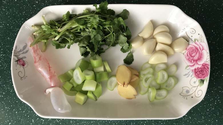 炖草鱼,配菜洗净,葱切段,姜切片;爱吃鱼泡的,也洗净备用