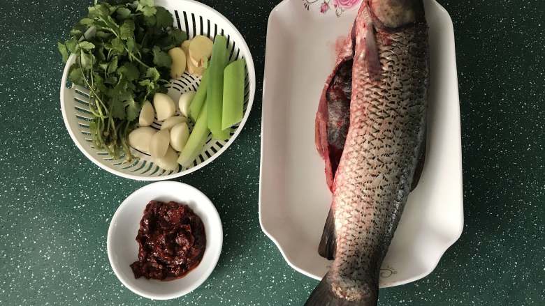 炖草鱼,备好食材,买鱼时候可让老板随便帮忙去鳞去腮,宰杀好,回来就省事了