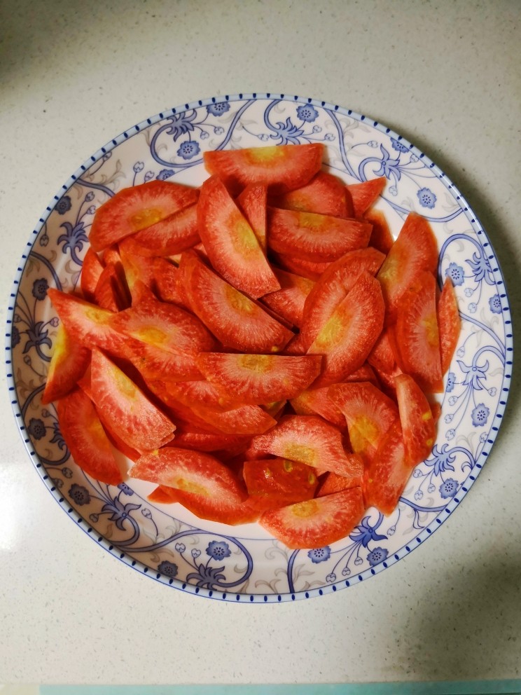 洋葱萝卜炒鸡蛋,将<a style='color:red;display:inline-block;' href='/shicai/ 24'>萝卜</a>切块,备用