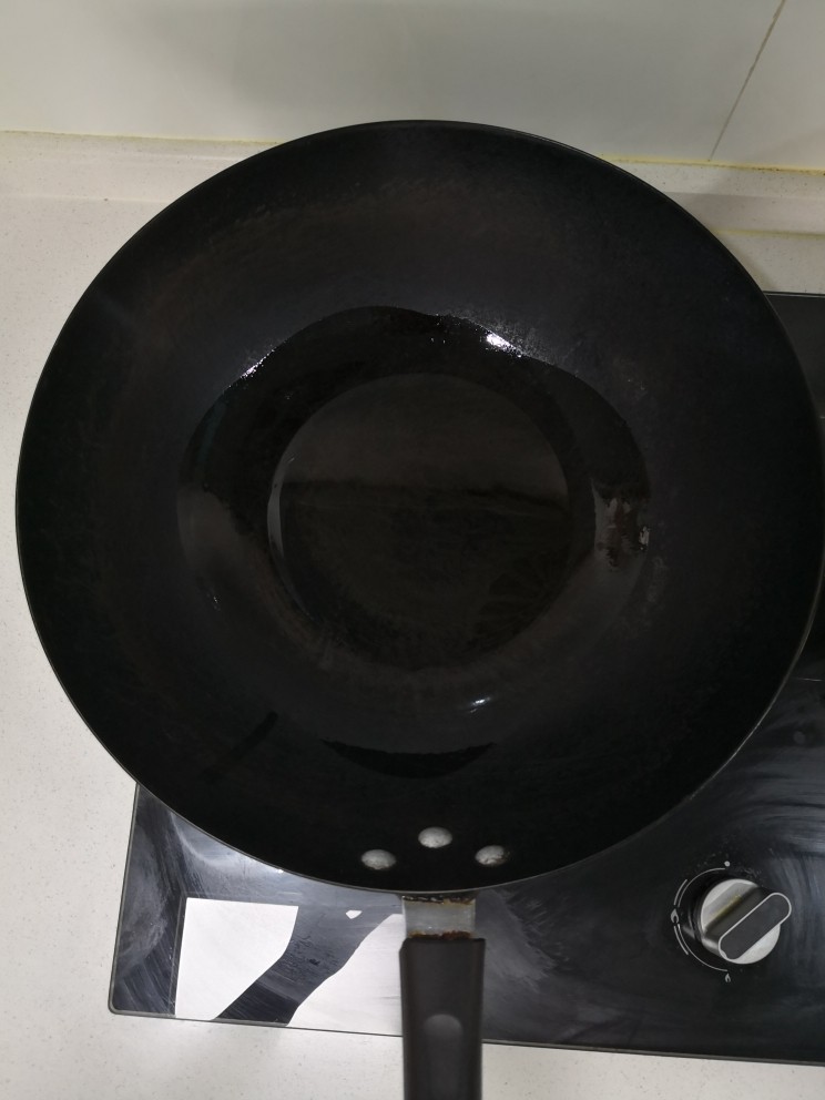 洋葱萝卜炒鸡蛋,倒入少许油,加热