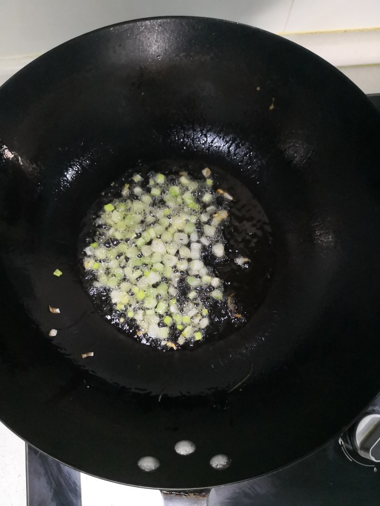 洋葱萝卜炒鸡蛋,锅内加少许油,将葱白放入爆香