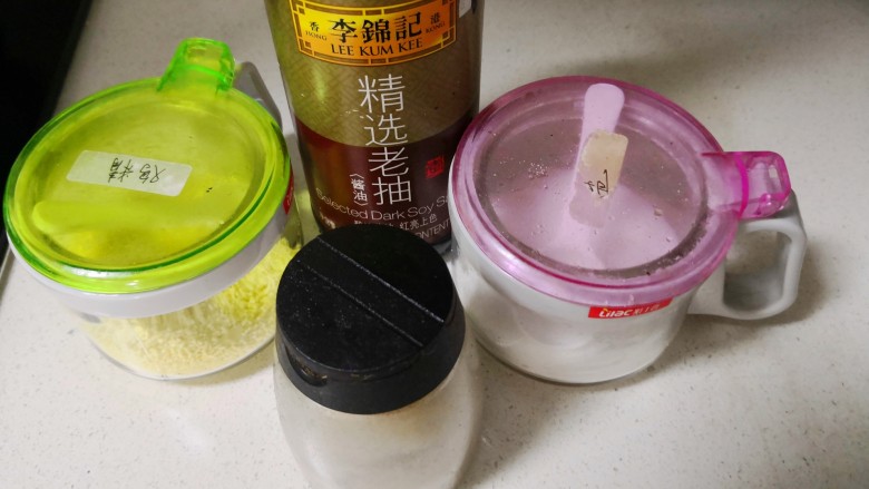 洋葱萝卜炒鸡蛋,加入盐、<a style='color:red;display:inline-block;' href='/shicai/ 756'>鸡精</a>、<a style='color:red;display:inline-block;' href='/shicai/ 720'>胡椒粉</a>、老抽搅拌均匀