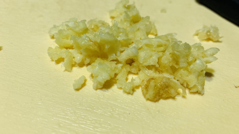 蒜蓉小油菜,蒜蓉就压好了;