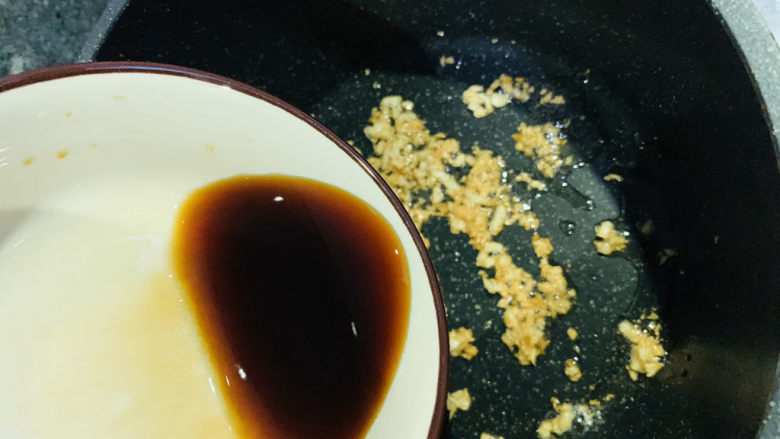 蒜蓉小油菜,加入刚才调好的料汁;