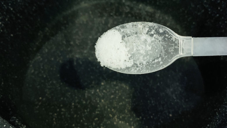 蒜蓉小油菜,锅里加清水,加少许盐;