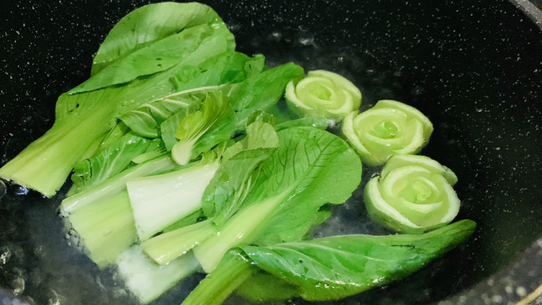 蒜蓉小油菜,水烧开后,加入油菜;