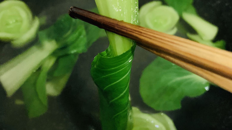 蒜蓉小油菜,油菜变绿就可以出锅,不用捞太久,太久口感不佳;