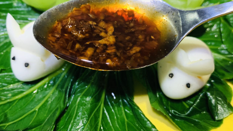 蒜蓉小油菜,用勺子浇在油菜上;