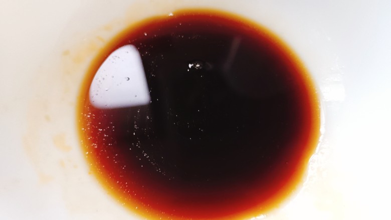 菠菜拌花生米,碗中加适量生抽,凉拌醋搅均备用