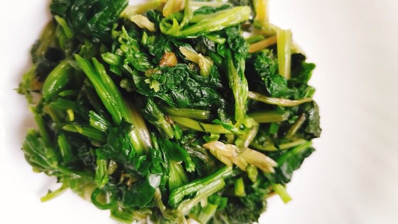 菠菜拌花生米,锅中加水煮开,加适量小苏打,把菠菜焯水,过凉水挤干水分切段备用