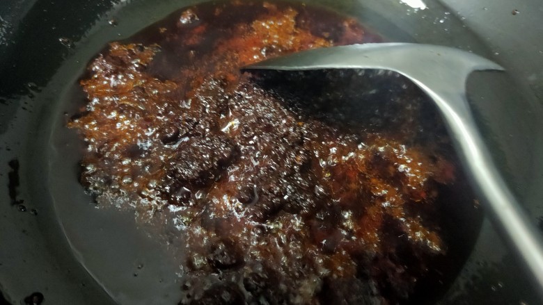 麻辣干锅虾—升级版,锅中倒入麻辣干锅包料