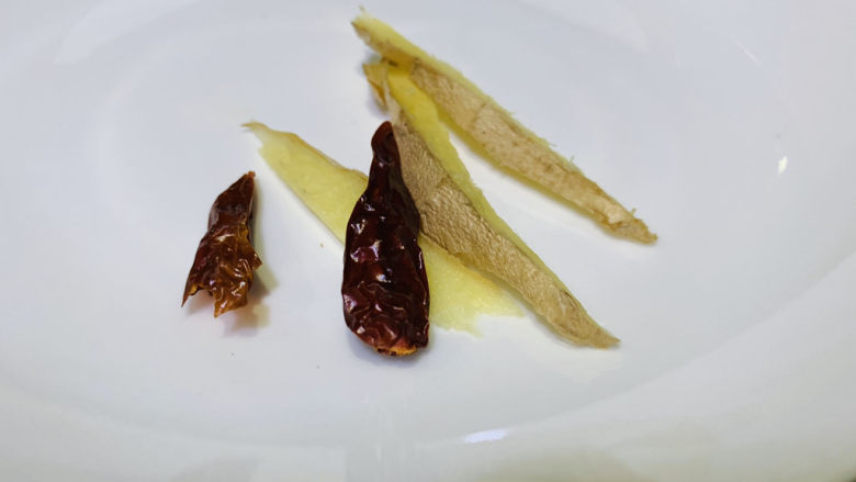 雪菜小黄鱼,准备<a style='color:red;display:inline-block;' href='/shicai/ 62'>辣椒</a>🌶️和姜丝待用;