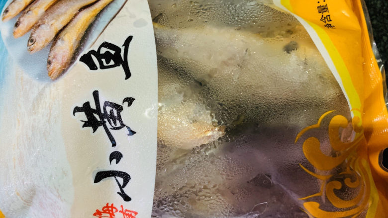 雪菜小黄鱼,<a style='color:red;display:inline-block;' href='/shicai/ 352'>小黄鱼</a>取出解冻;