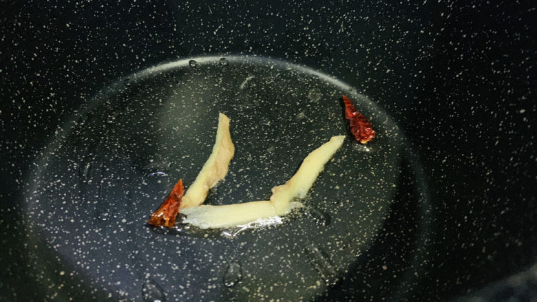 雪菜小黄鱼,大火热油,把辣椒和姜丝烧香;