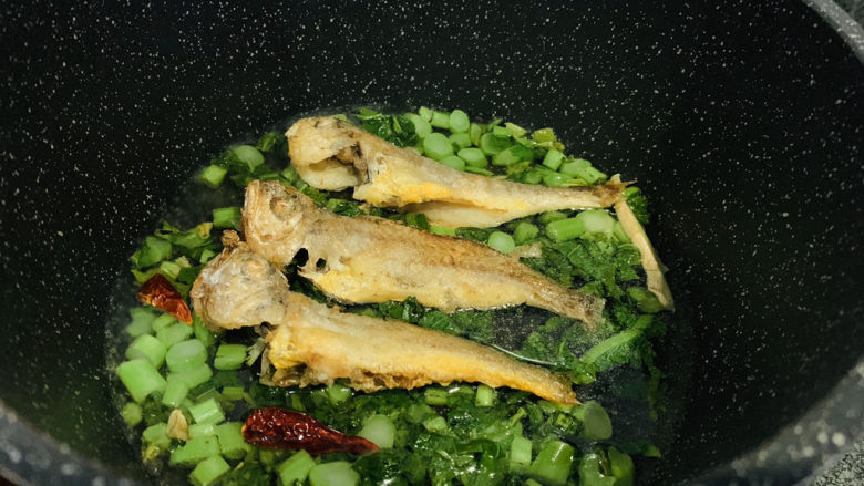 雪菜小黄鱼,加清水;