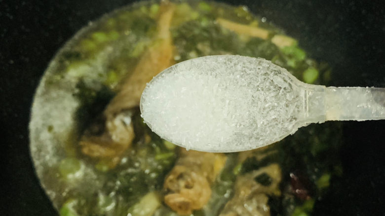 雪菜小黄鱼,加少许味精,用汤汁浇上去融化就好;