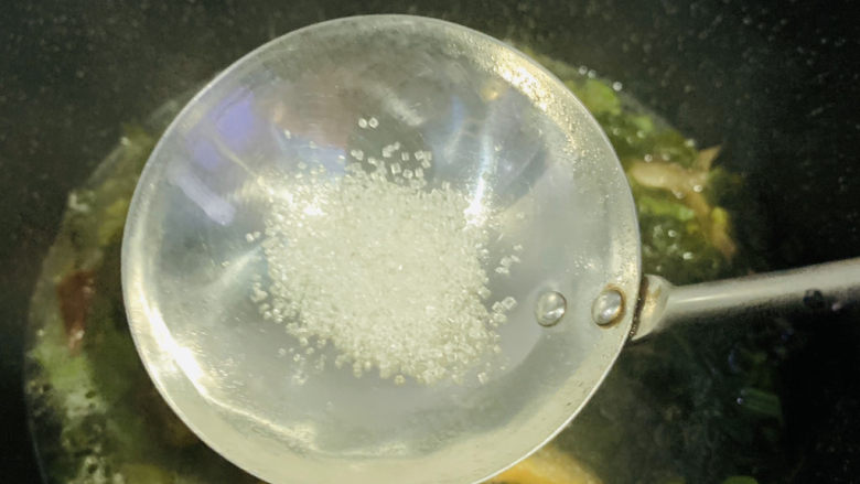 雪菜小黄鱼,加<a style='color:red;display:inline-block;' href='/shicai/ 3729'>白糖</a>,提鲜;