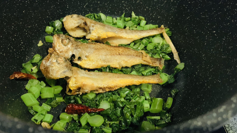 雪菜小黄鱼,小黄鱼铺上,我刚好有炸好的小黄鱼,直接用洗净的小黄鱼煮,味道也很好;
