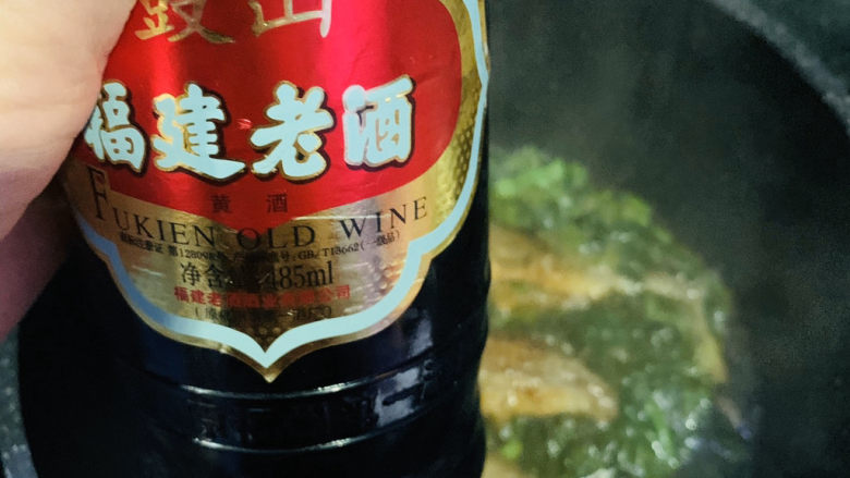 雪菜小黄鱼,加少许<a style='color:red;display:inline-block;' href='/shicai/ 718'>料酒</a>;
