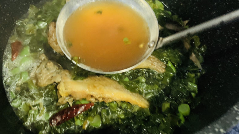 雪菜小黄鱼,这时候用汤汁浇上面,就可以均匀料汁了,不要搅拌鱼,这时候搅拌一下,鱼就都碎了;