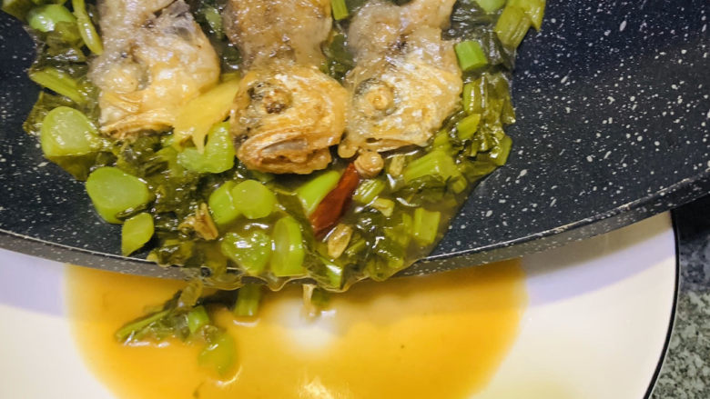 雪菜小黄鱼,直接倒入盘中,不要用勺子舀;