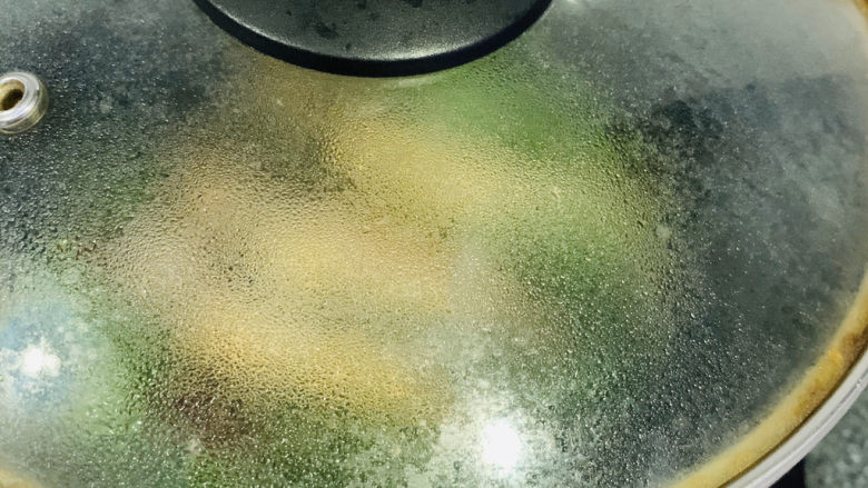 雪菜小黄鱼,盖住锅盖,煮开;