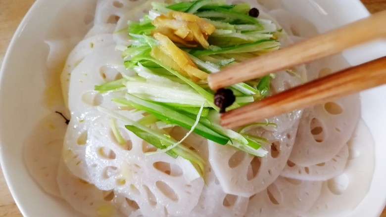 凉拌藕片,把烧热的油浇在姜葱丝上,挑去花椒八角。