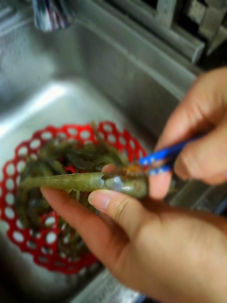 蒜蓉蒸大虾,沿背部剪开去虾线