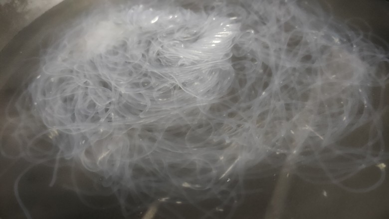 蒜蓉蒸大虾,放热水中煮熟