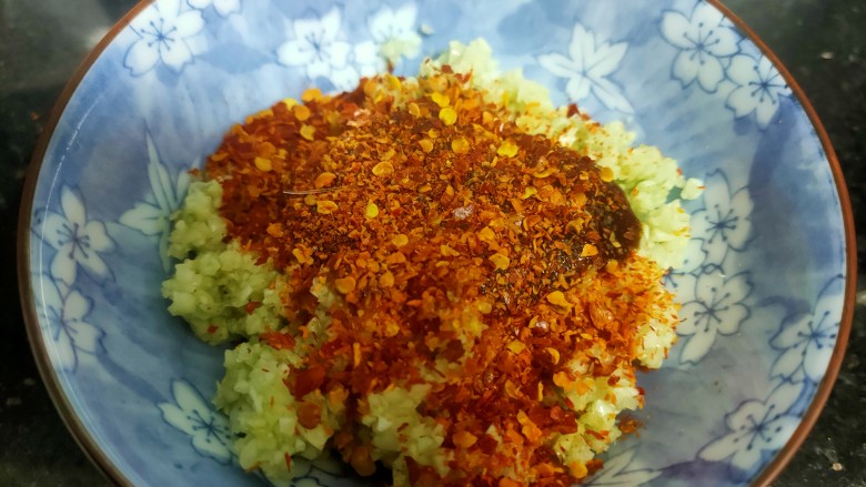 蒜蓉蒸大虾,放入干<a style='color:red;display:inline-block;' href='/shicai/ 761'>辣椒粉</a>和<a style='color:red;display:inline-block;' href='/shicai/ 721'>蚝油</a>