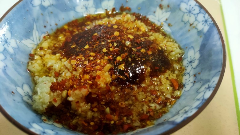 蒜蓉蒸大虾,浇上热油