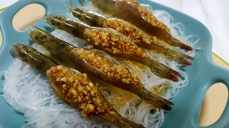 蒜蓉蒸大虾,放入虾背上