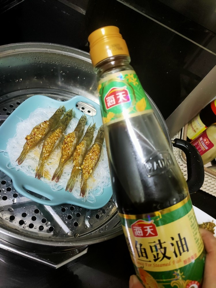 蒜蓉蒸大虾,倒入适量的蒸鱼鼓油，盖上盖子蒸15分钟