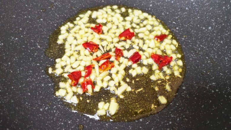 蒜蓉小油菜,炒锅内倒适量的食用油烧热,下入蒜末和干红辣椒爆香。