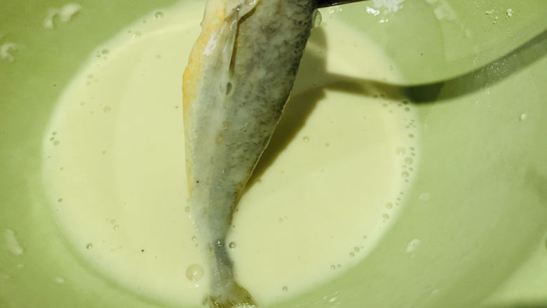 酥炸小黄鱼,把小黄鱼放进面糊里,挂糊;