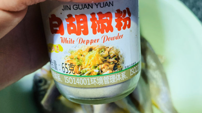 酥炸小黄鱼,加少许<a style='color:red;display:inline-block;' href='/shicai/ 720'>胡椒粉</a>;