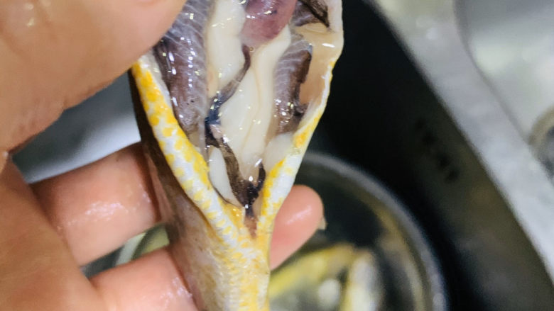 酥炸小黄鱼,把小黄鱼肚子里的内脏,黑膜,以及鱼鳃去除,并洗净;