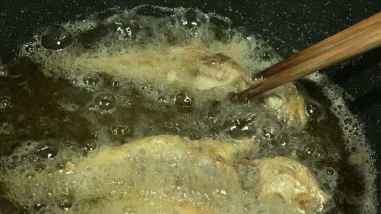 酥炸小黄鱼,等一面金黄时,再翻另一面,千万不要提前翻面,避免鱼碎了;