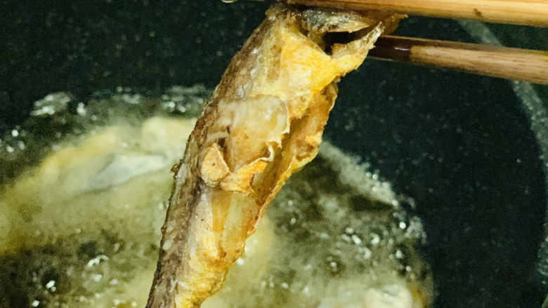 酥炸小黄鱼,炸两面金黄时,就可以出锅了;