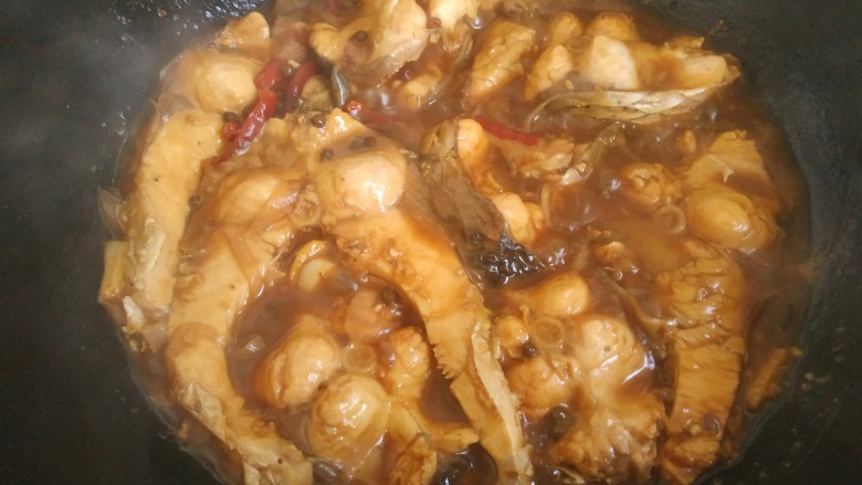 炖草鱼,烧至汤汁浓稠,关火出锅,撒上香菜。